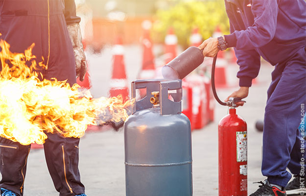 Personen im Rahmen des Schulungsprogramms zur Brandverhütung und zum Umgang mit Feuerlöschern