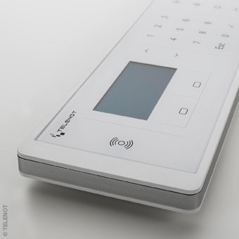 Telenot Einbruchmeldeanlage liegend auf Tisch