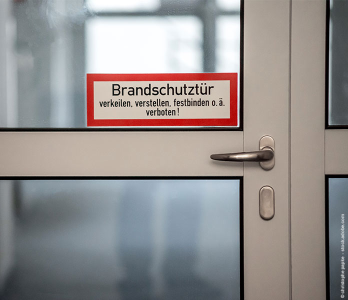 Glastür mit Aufkleber Brandschutztür