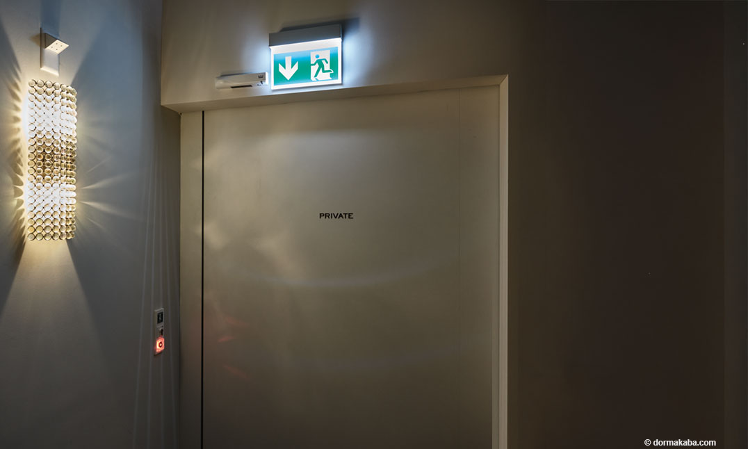 Beleuchtetes Notausgangschild in Hotelflur