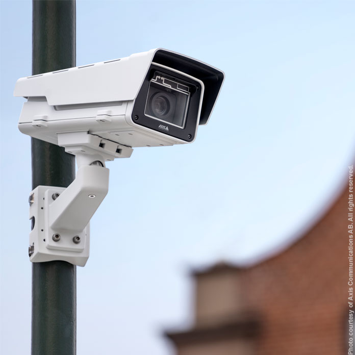 Moderne Überwachungskamera vor privatem Gebäude