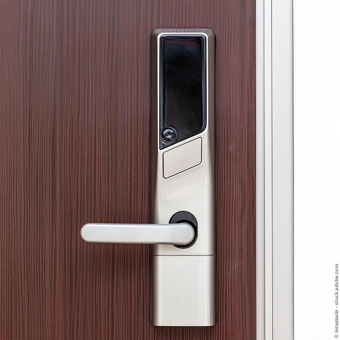 Fingerabdruck-Türöffner und Holztür